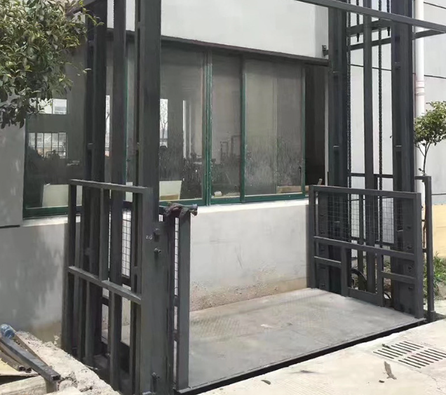 万年导轨式施工升降机助力民生工程提速增效